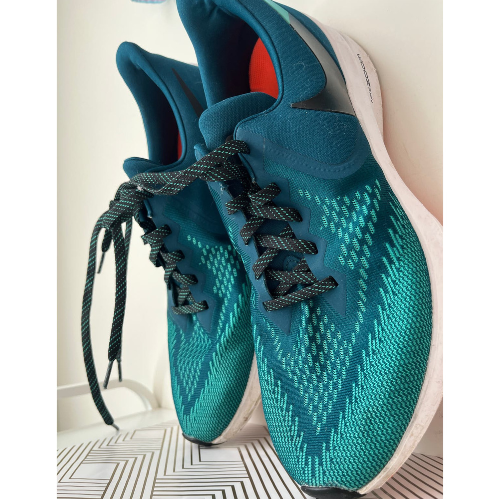 Men's Nike Zoom running shoes in teal sz 12 in like New Excellent condition